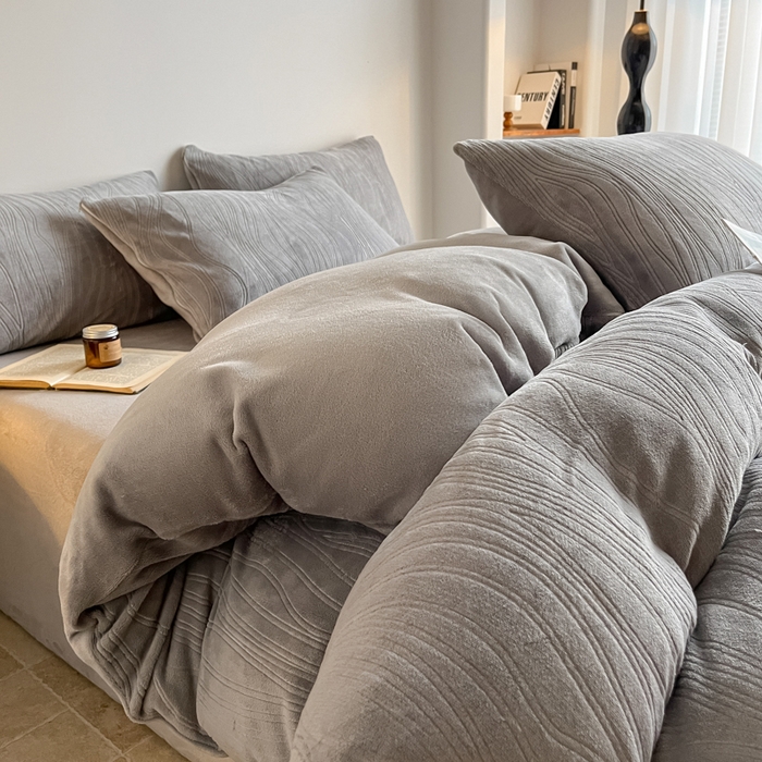 91家纺网 家纺一手货源 找家纺 云玲时尚 2025新款高克重牛奶绒雕花四件套-波浪 波浪浅灰