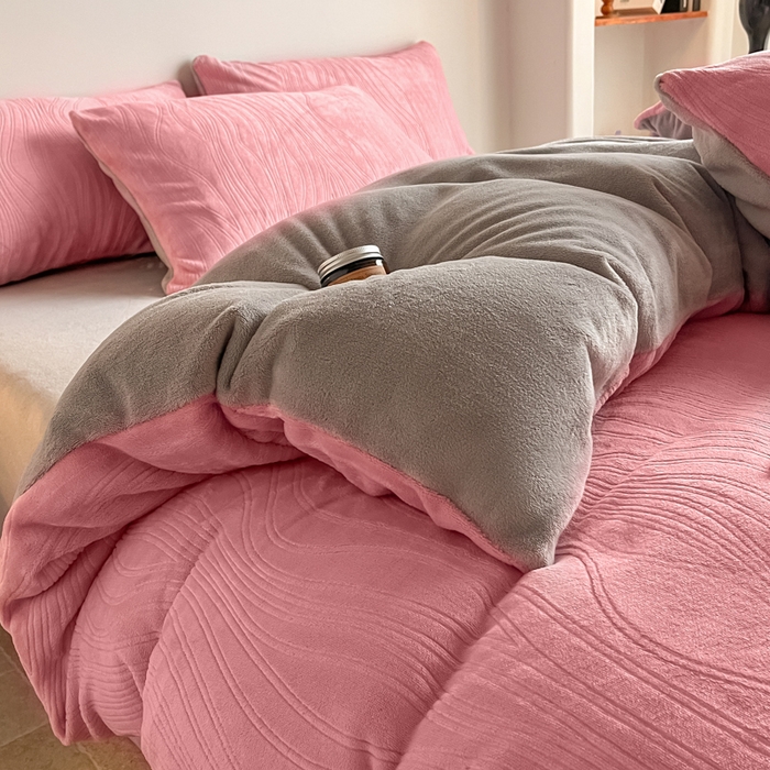 91家纺网 家纺一手货源 找家纺 云玲时尚 2025新款高克重牛奶绒雕花四件套-波浪 波浪粉咖