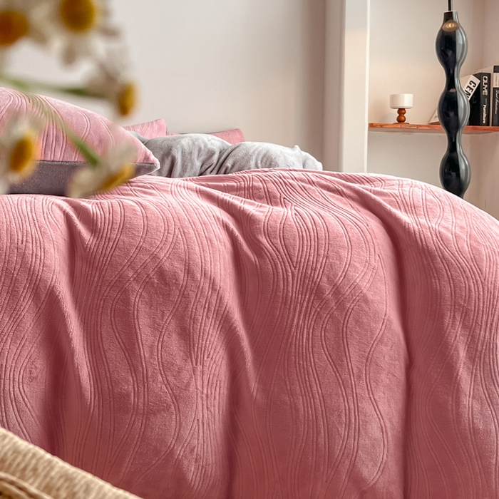 91家纺网 家纺一手货源 找家纺 云玲时尚 2025新款高克重牛奶绒雕花四件套-波浪 波浪粉咖