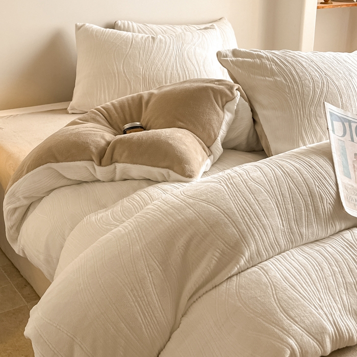 91家纺网 家纺一手货源 找家纺 云玲时尚 2025新款高克重牛奶绒雕花四件套-波浪 波浪奶杏