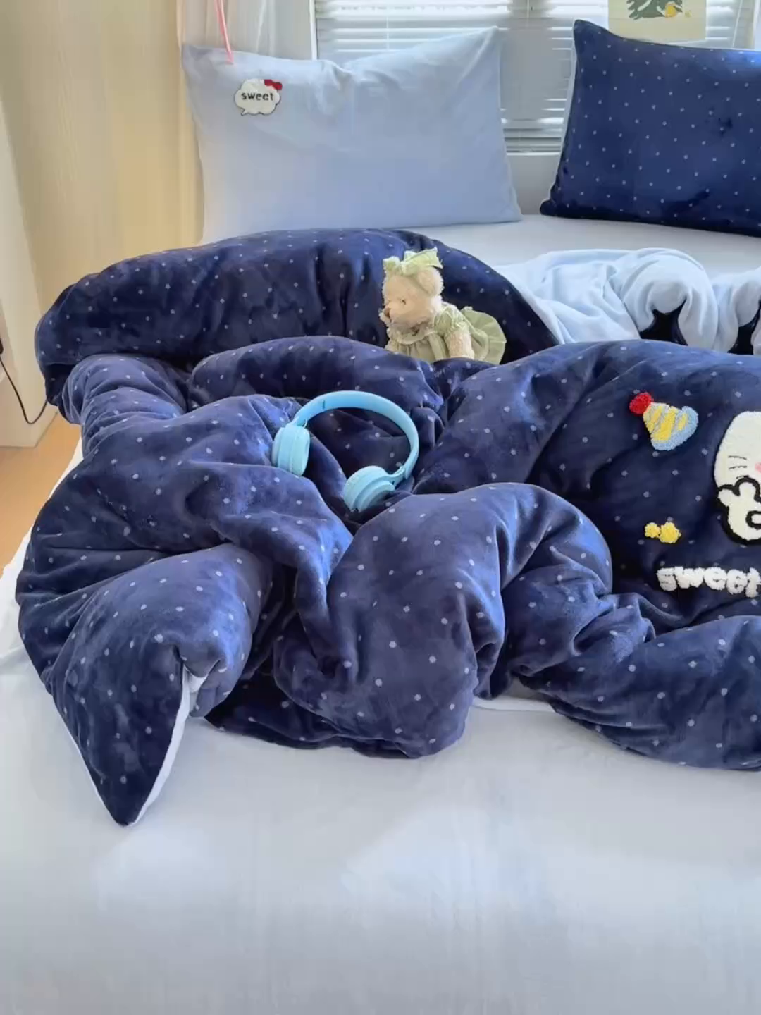 91家纺网 家纺一手货源 找家纺 云锦家居 2025新款秋冬小清新高克重牛奶绒毛巾绣四件套 波点萌猫绒