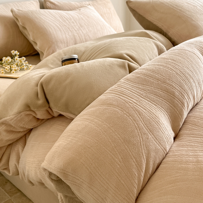 91家纺网 家纺一手货源 找家纺 云玲时尚 2025新款高克重牛奶绒雕花四件套-波浪 波浪杏色