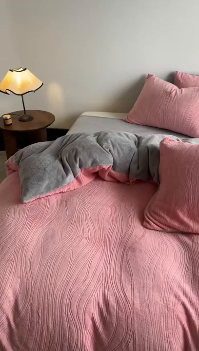 91家纺网 家纺一手货源 找家纺 云玲时尚 2025新款高克重牛奶绒雕花四件套-波浪 波浪粉咖