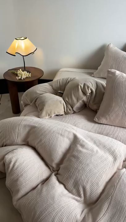 91家纺网 家纺一手货源 找家纺 云玲时尚 2025新款高克重牛奶绒雕花四件套-波浪 波浪杏色