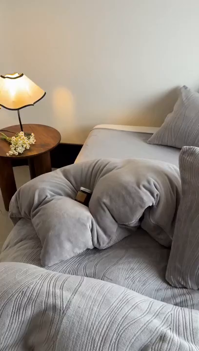 91家纺网 家纺一手货源 找家纺 云玲时尚 2025新款高克重牛奶绒雕花四件套-波浪 波浪浅灰