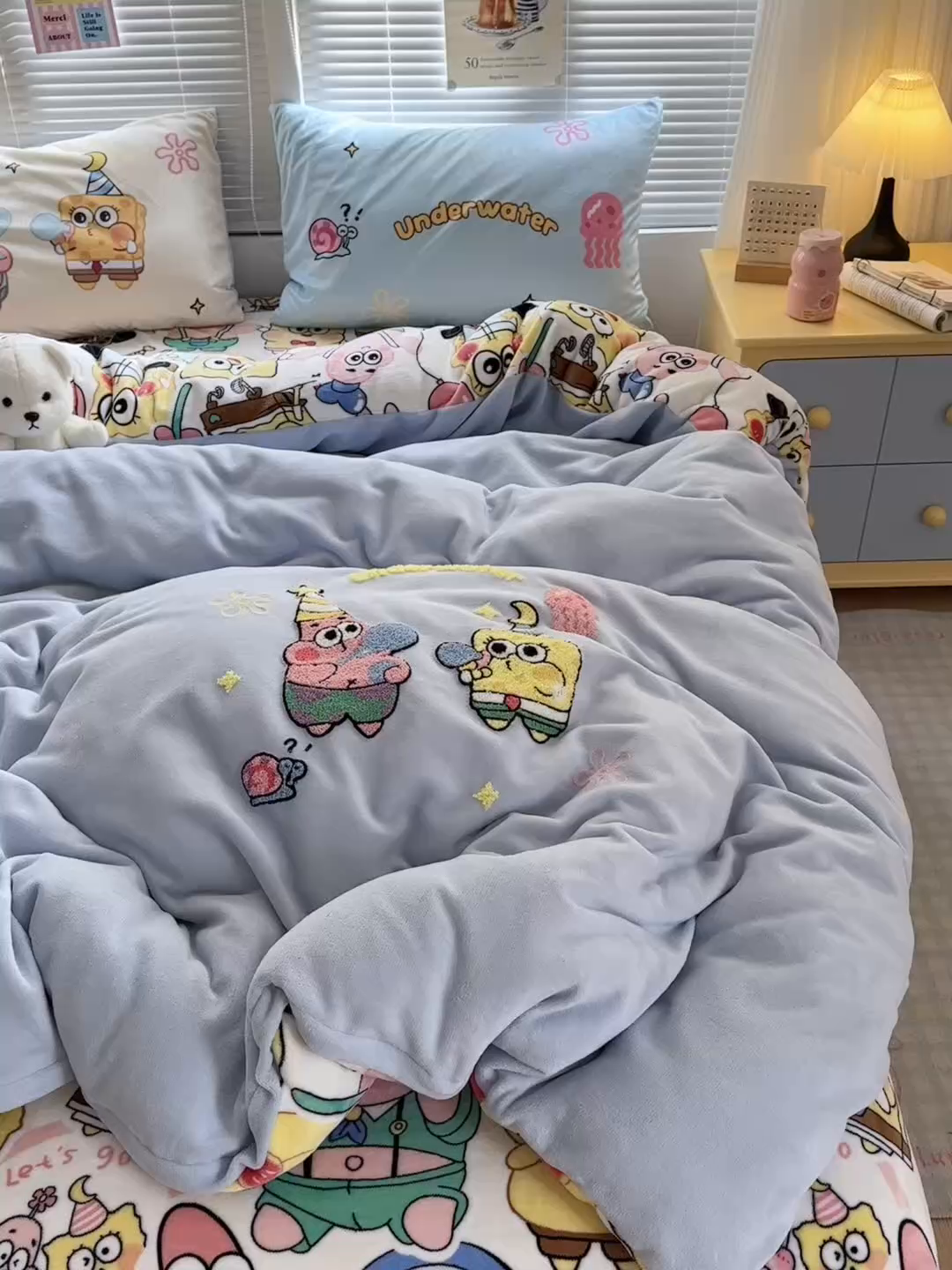 91家纺网 家纺一手货源 找家纺 云锦家居 2025新款秋冬小清新高克重牛奶绒毛巾绣四件套 吹泡泡的海宝