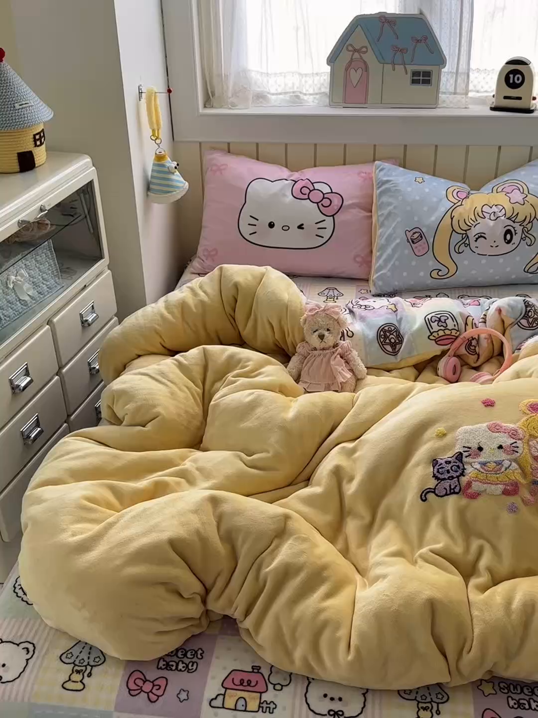 91家纺网 家纺一手货源 找家纺 云锦家居 2025新款秋冬小清新高克重牛奶绒毛巾绣四件套 美少女战士-黄