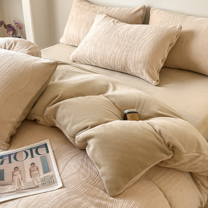 91家纺网 家纺一手货源 找家纺 云玲时尚 2025新款高克重牛奶绒雕花四件套-波浪 波浪杏色