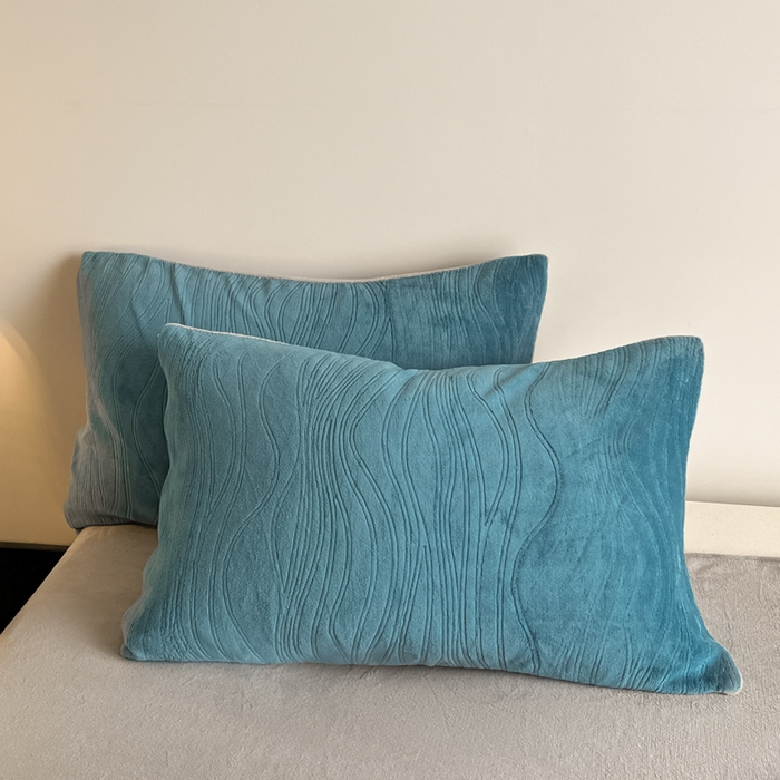 91家纺网 家纺一手货源 找家纺 云玲时尚 2025新款高克重牛奶绒雕花四件套-波浪 波浪蓝灰