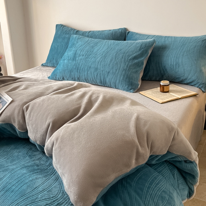 91家纺网 家纺一手货源 找家纺 云玲时尚 2025新款高克重牛奶绒雕花四件套-波浪 波浪蓝灰