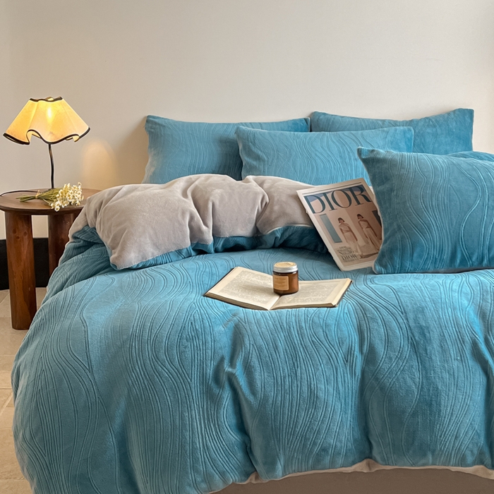 91家纺网 家纺一手货源 找家纺 云玲时尚 2025新款高克重牛奶绒雕花四件套-波浪 波浪蓝灰