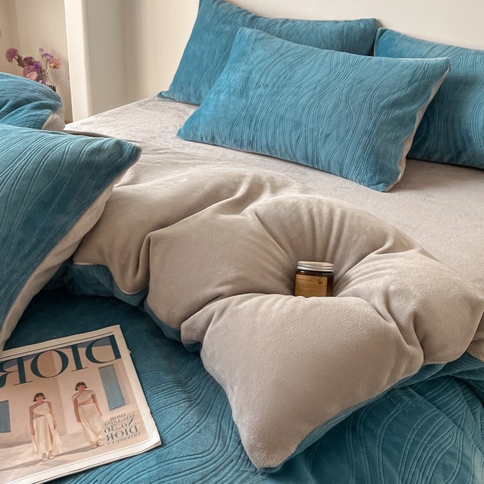 91家纺网 家纺一手货源 找家纺 云玲时尚 2025新款高克重牛奶绒雕花四件套-波浪 波浪蓝灰