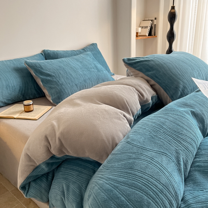 91家纺网 家纺一手货源 找家纺 云玲时尚 2025新款高克重牛奶绒雕花四件套-波浪 波浪蓝灰