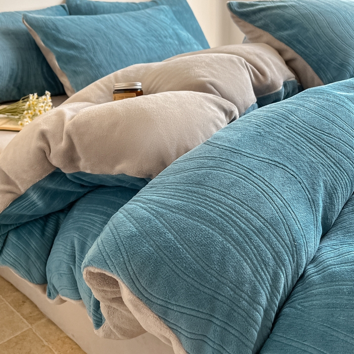 91家纺网 家纺一手货源 找家纺 云玲时尚 2025新款高克重牛奶绒雕花四件套-波浪 波浪蓝灰