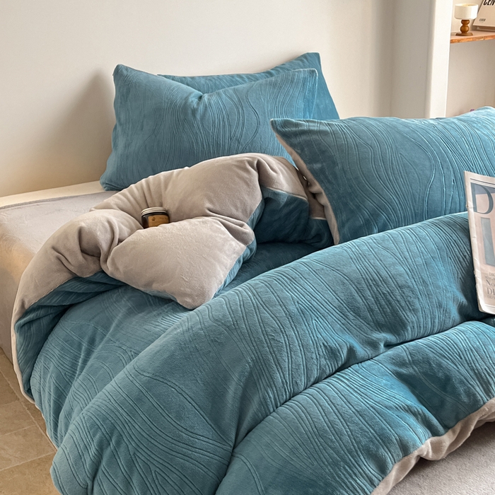 91家纺网 家纺一手货源 找家纺 云玲时尚 2025新款高克重牛奶绒雕花四件套-波浪 波浪蓝灰