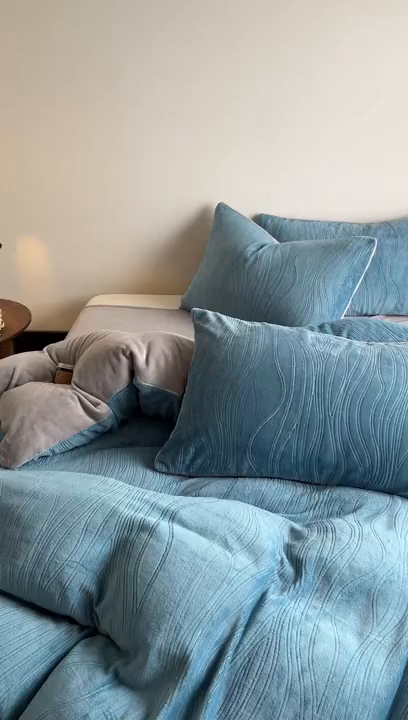 91家纺网 家纺一手货源 找家纺 云玲时尚 2025新款高克重牛奶绒雕花四件套-波浪 波浪蓝灰