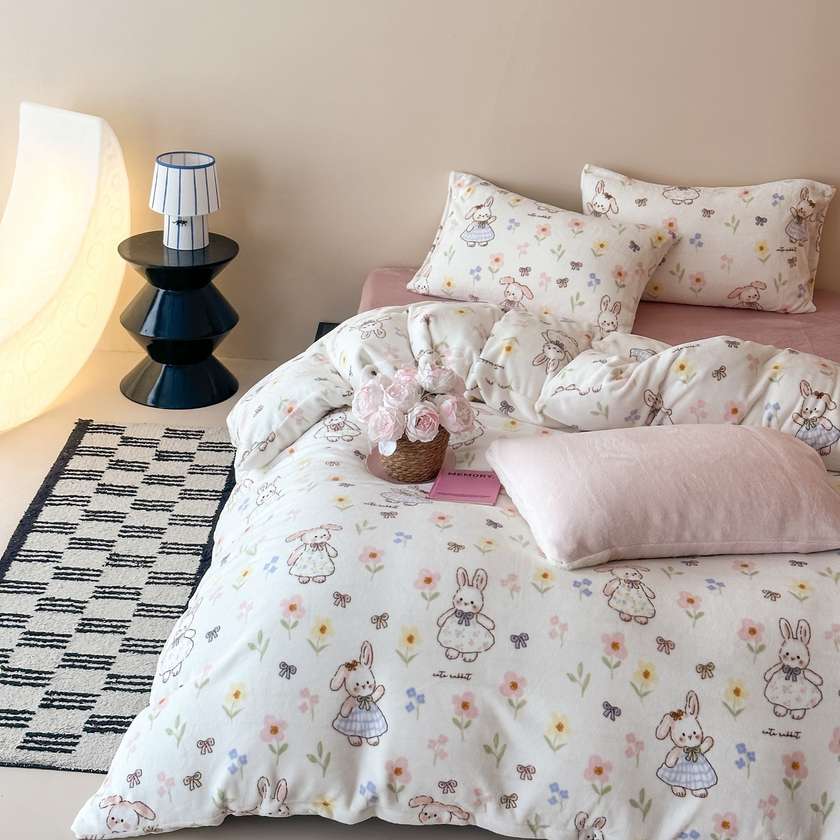 91家纺网 家纺一手货源 找家纺 时光里 2025新款230克全消光印花10色专版花型四件套 花兔兔