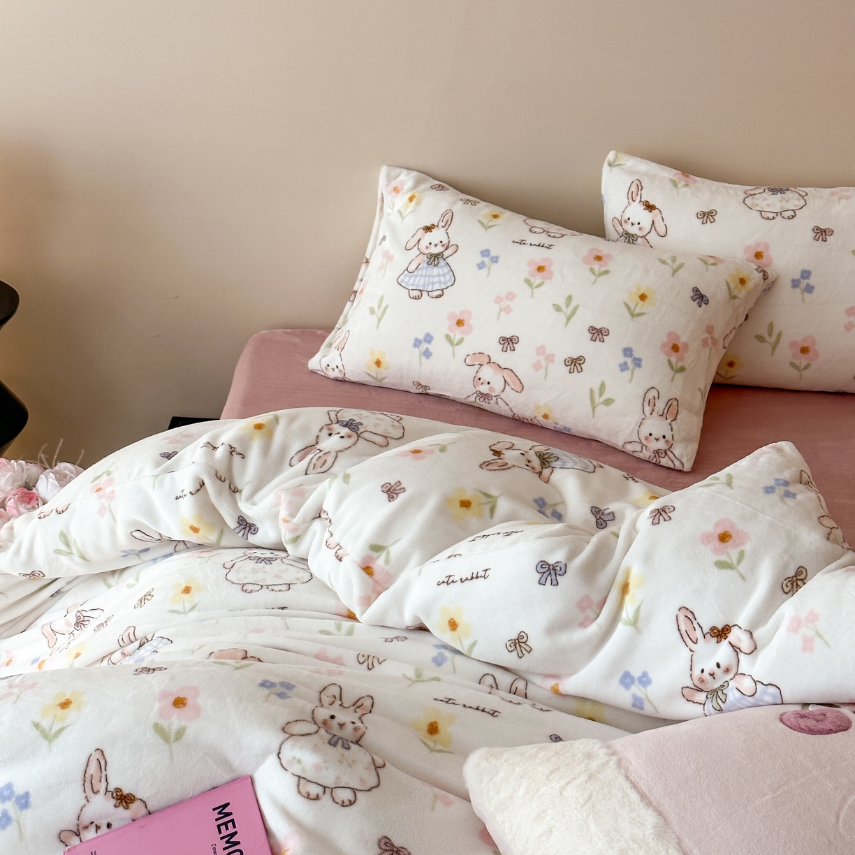 91家纺网 家纺一手货源 找家纺 时光里 2025新款230克全消光印花10色专版花型四件套 花兔兔