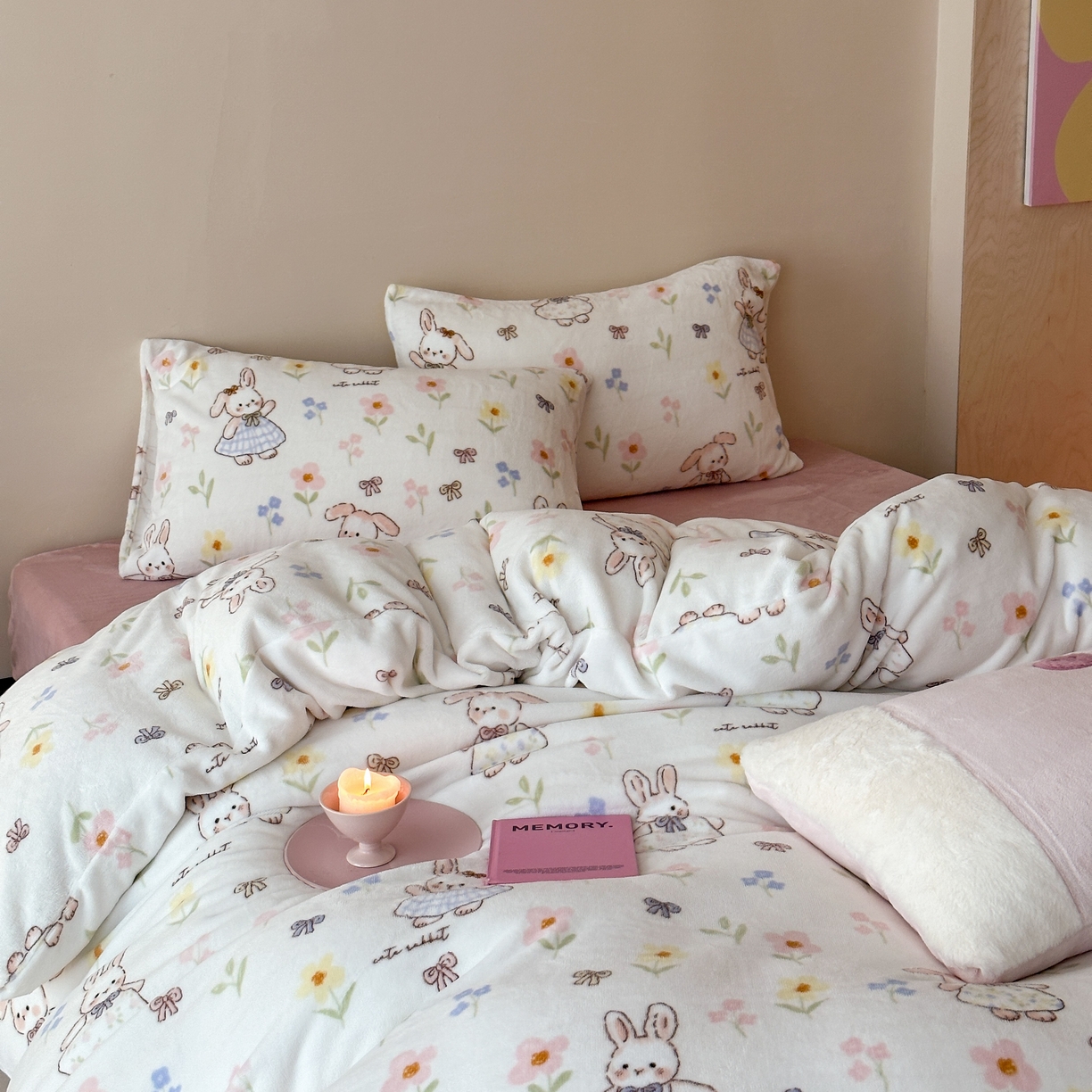 91家纺网 家纺一手货源 找家纺 时光里 2025新款230克全消光印花10色专版花型四件套 花兔兔