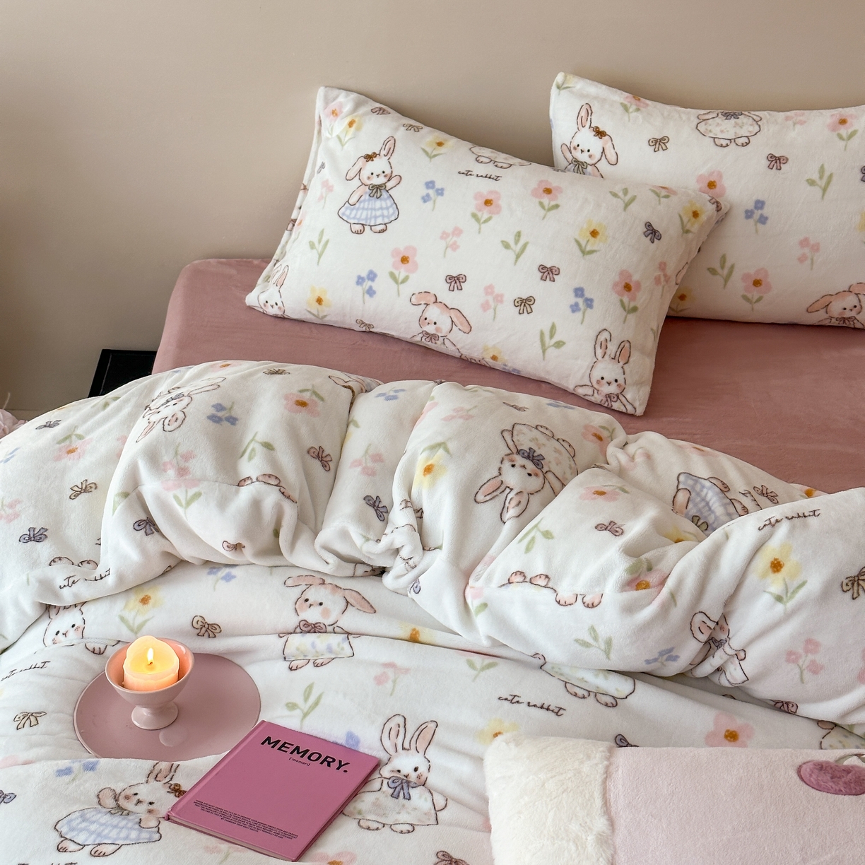 91家纺网 家纺一手货源 找家纺 时光里 2025新款230克全消光印花10色专版花型四件套 花兔兔