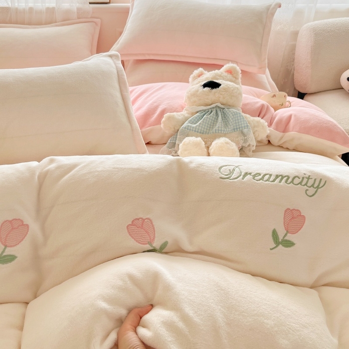 91家纺网 家纺一手货源 找家纺 （总）伊梵居2025新款加厚贴布绣牛奶绒四件套