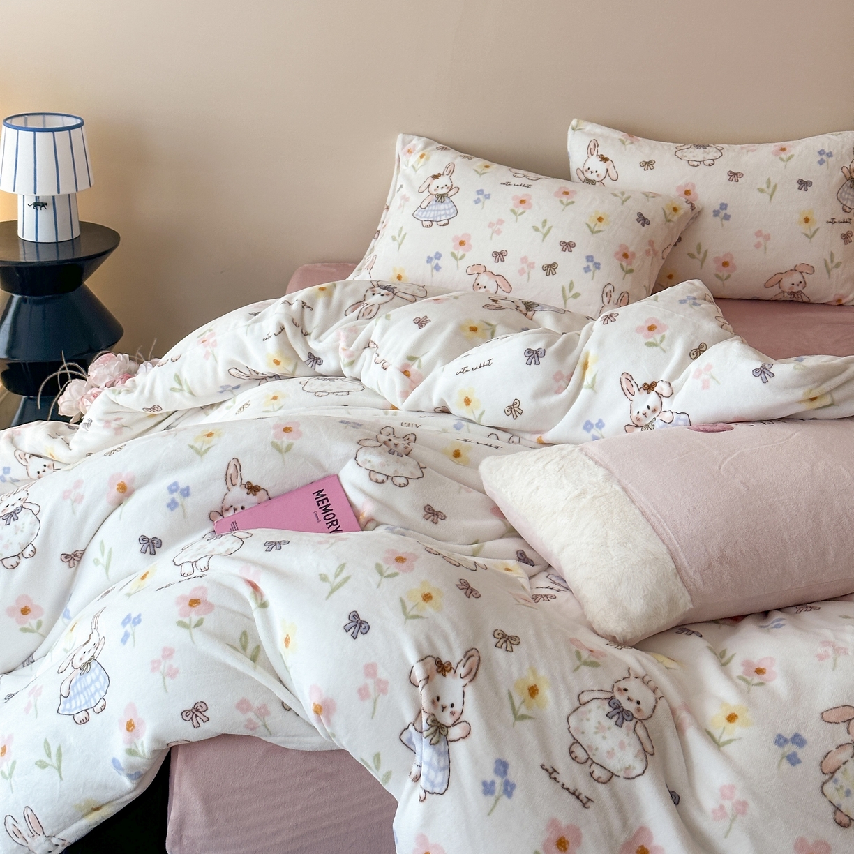 91家纺网 家纺一手货源 找家纺 时光里 2025新款230克全消光印花10色专版花型四件套 花兔兔