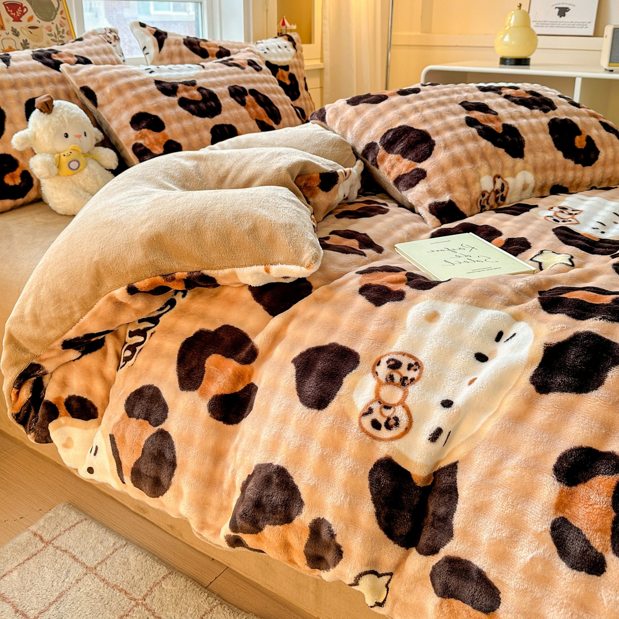 91家纺网 家纺一手货源 找家纺 N先生+V 13814689556 发大图/买家秀 2025新款260克高克重泡泡绒牛奶绒四件套 豹纹凯蒂