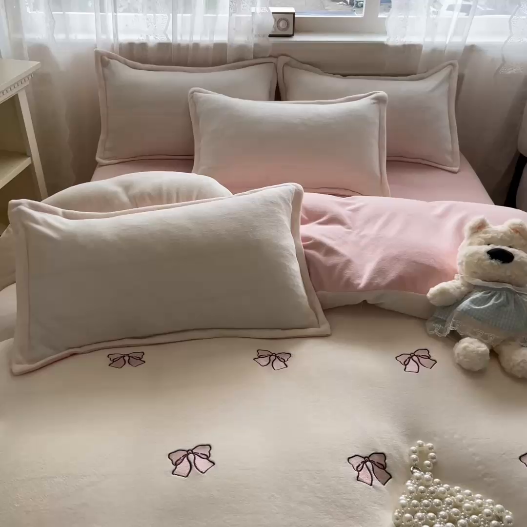 91家纺网 家纺一手货源 找家纺 伊梵居2025新款加厚贴布绣牛奶绒四件套 蝴蝶结-奶白粉
