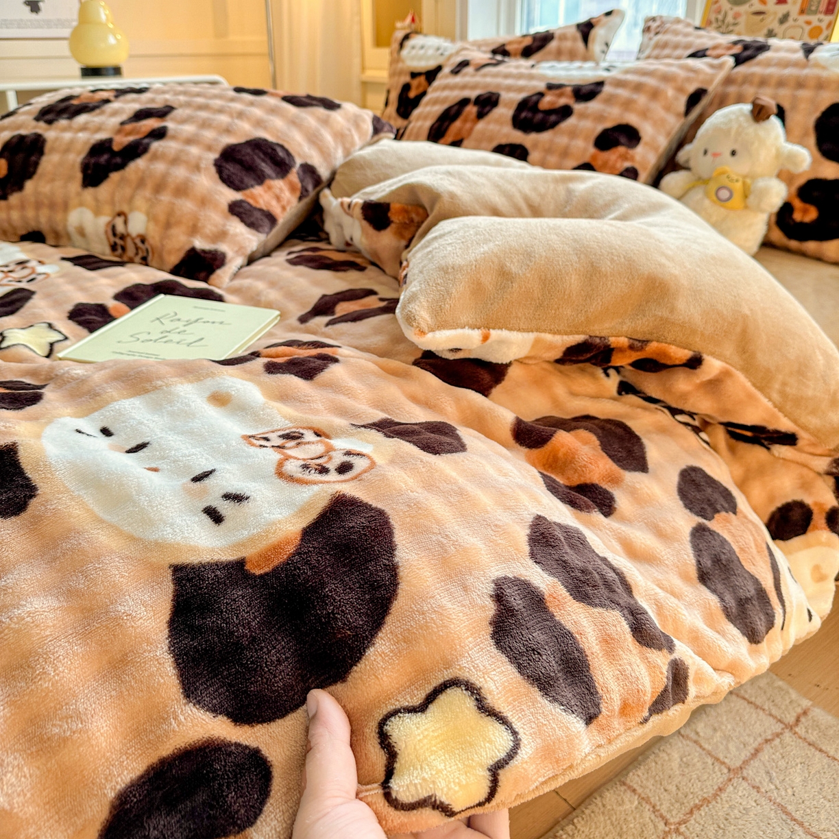 91家纺网 家纺一手货源 找家纺 N先生+V 13814689556 发大图/买家秀 2025新款260克高克重泡泡绒牛奶绒四件套 豹纹凯蒂