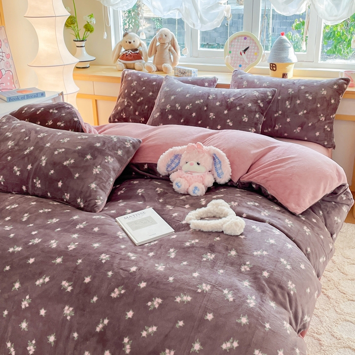 91家纺网 家纺一手货源 找家纺 仟网汇 2025新款双面牛奶绒四件套 香草紫花