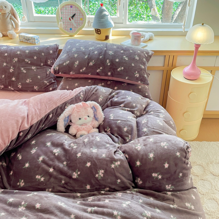 91家纺网 家纺一手货源 找家纺 仟网汇 2025新款双面牛奶绒四件套 香草紫花