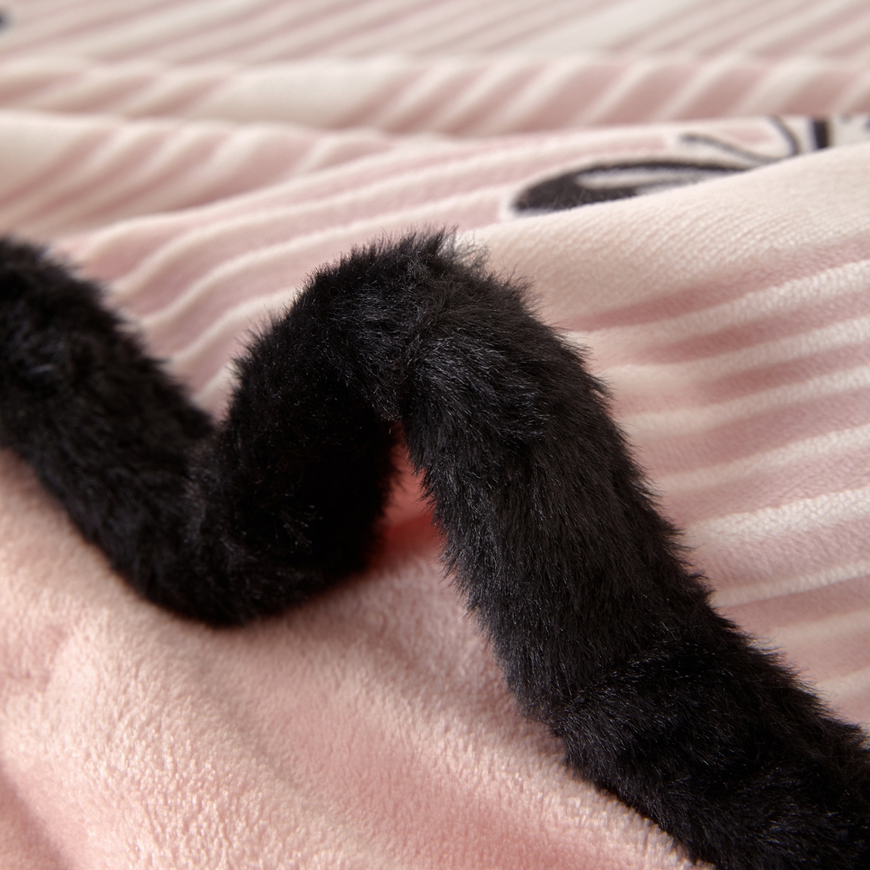 91家纺网 家纺一手货源 找家纺 绒城 2025新款高克重雕花牛奶绒单床笠床笠单件 粉蝶