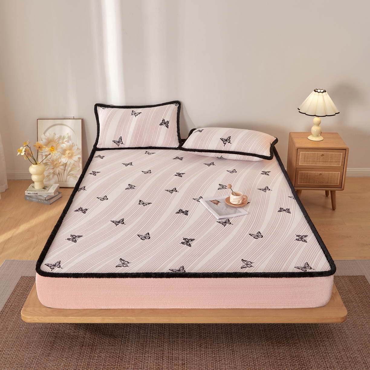 91家纺网 家纺一手货源 找家纺 绒城 2025新款高克重雕花牛奶绒单床笠床笠单件 粉蝶