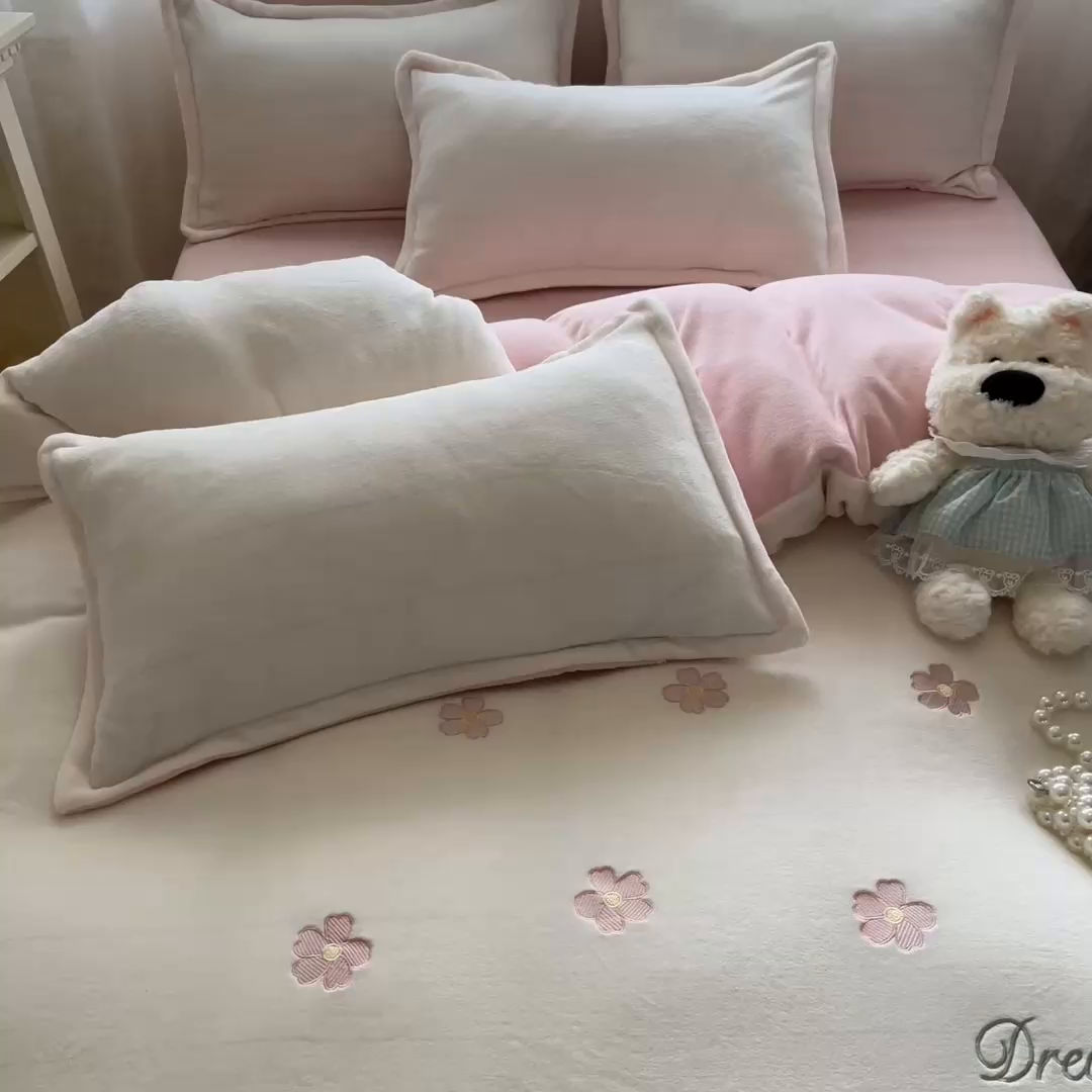 91家纺网 家纺一手货源 找家纺 伊梵居2025新款加厚贴布绣牛奶绒四件套 花朵-奶白粉