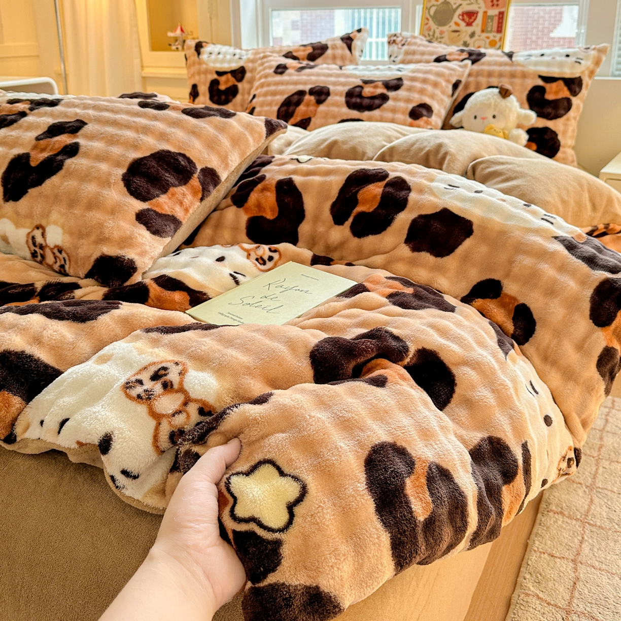 91家纺网 家纺一手货源 找家纺 N先生+V 13814689556 发大图/买家秀 2025新款260克高克重泡泡绒牛奶绒四件套 豹纹凯蒂