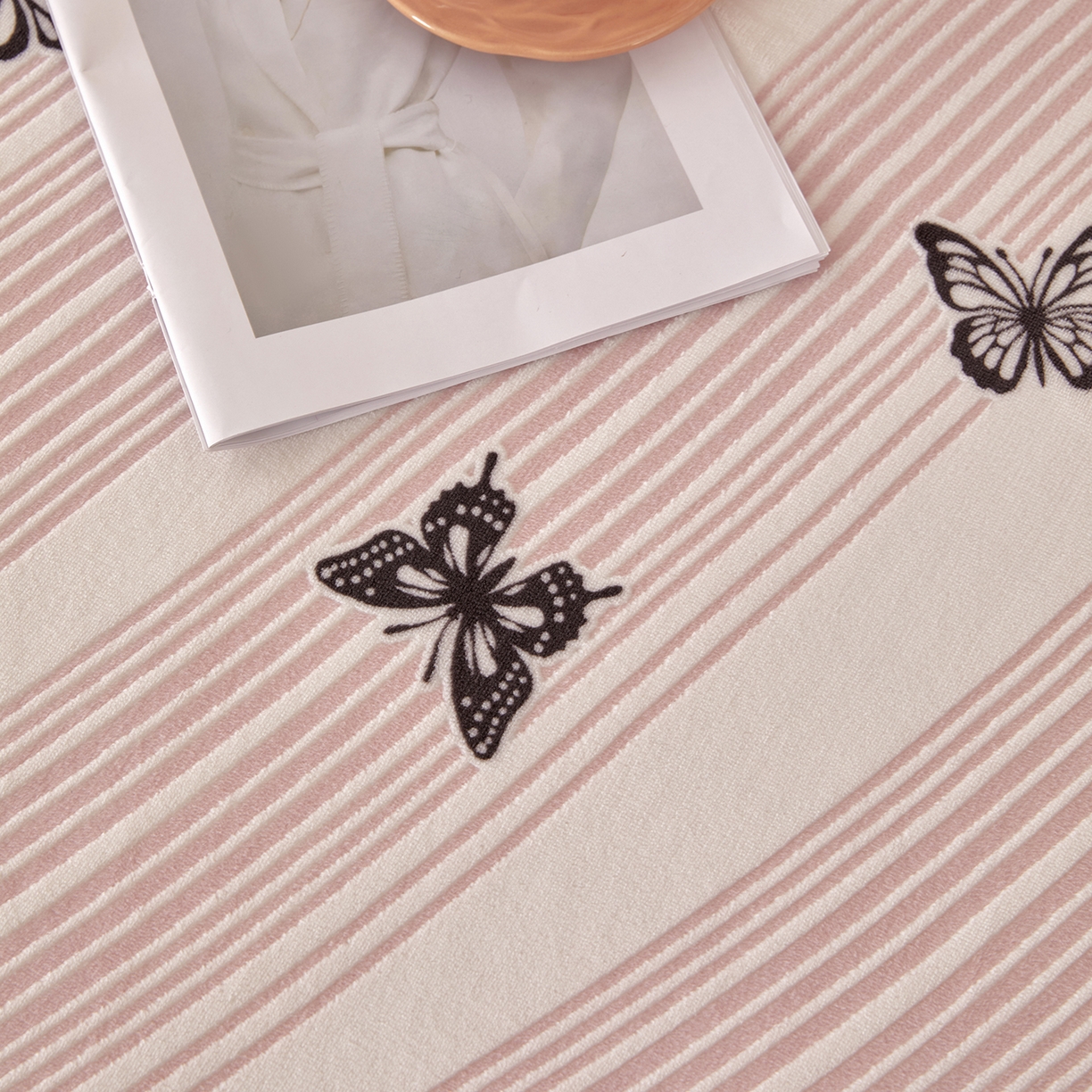 91家纺网 家纺一手货源 找家纺 绒城 2025新款高克重雕花牛奶绒单床笠床笠单件 粉蝶