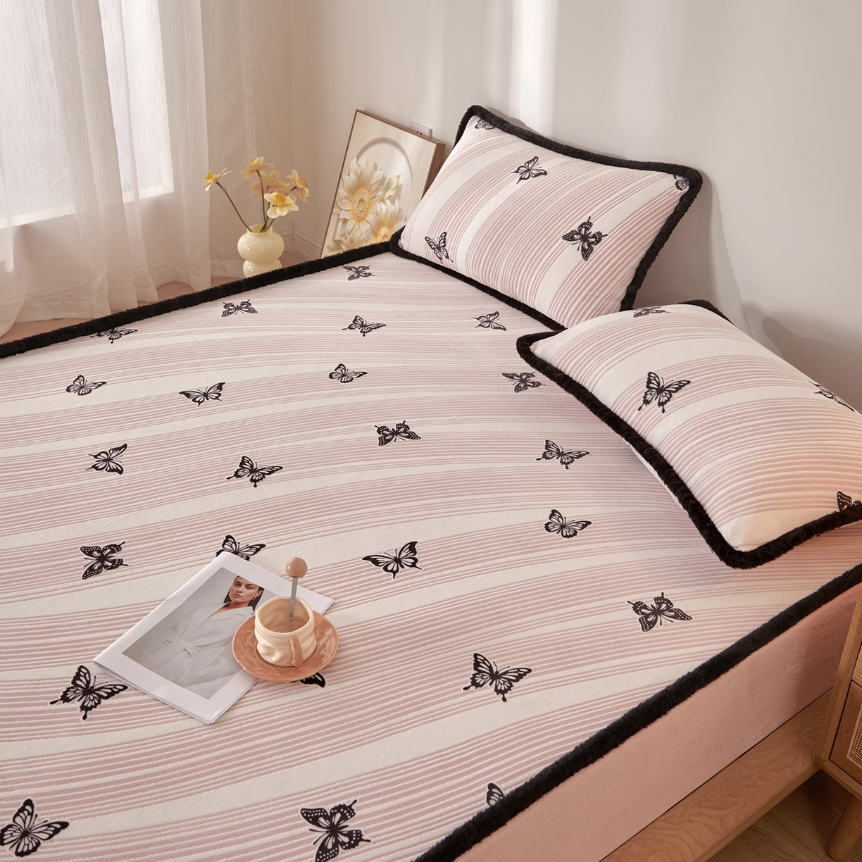 91家纺网 家纺一手货源 找家纺 绒城 2025新款高克重雕花牛奶绒单床笠床笠单件 粉蝶