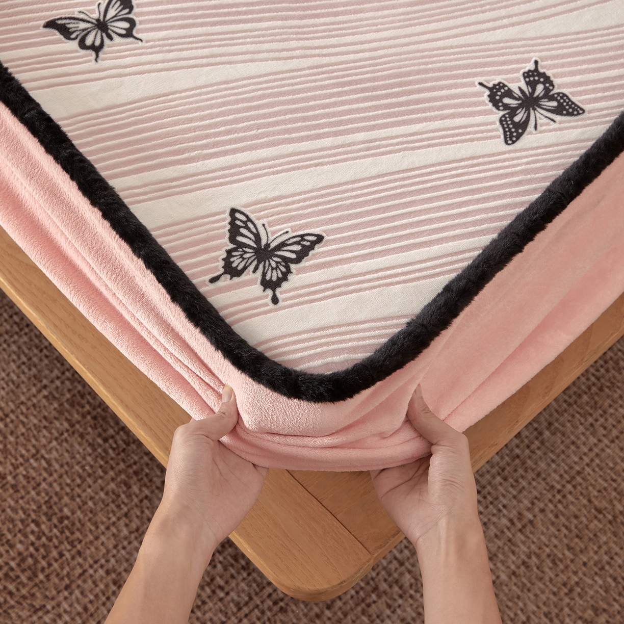 91家纺网 家纺一手货源 找家纺 绒城 2025新款高克重雕花牛奶绒单床笠床笠单件 粉蝶