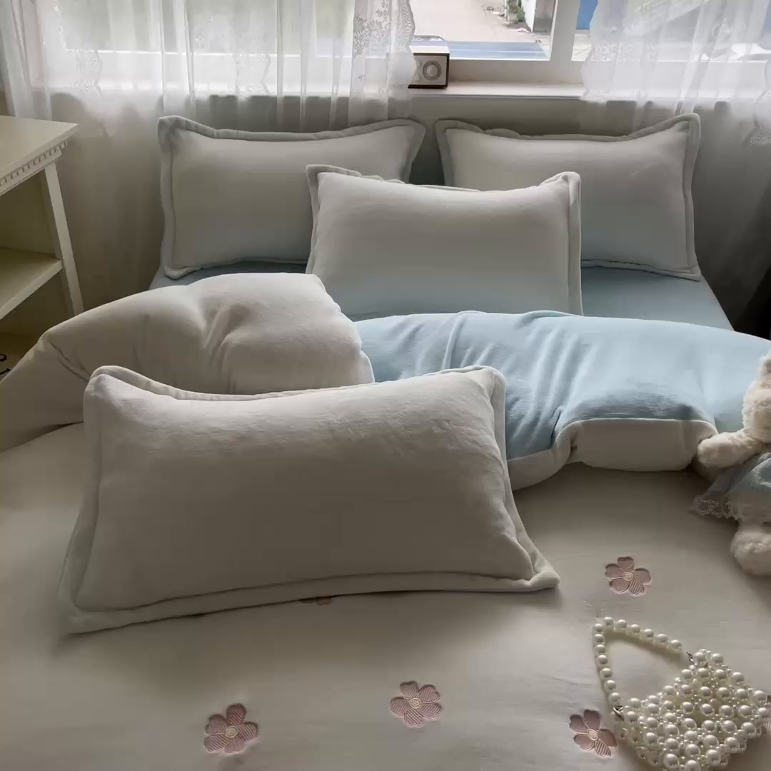 91家纺网 家纺一手货源 找家纺 伊梵居2025新款加厚贴布绣牛奶绒四件套 花朵-奶白蓝