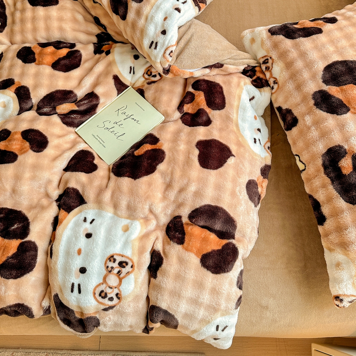 91家纺网 家纺一手货源 找家纺 N先生+V 13814689556 发大图/买家秀 2025新款260克高克重泡泡绒牛奶绒四件套 豹纹凯蒂