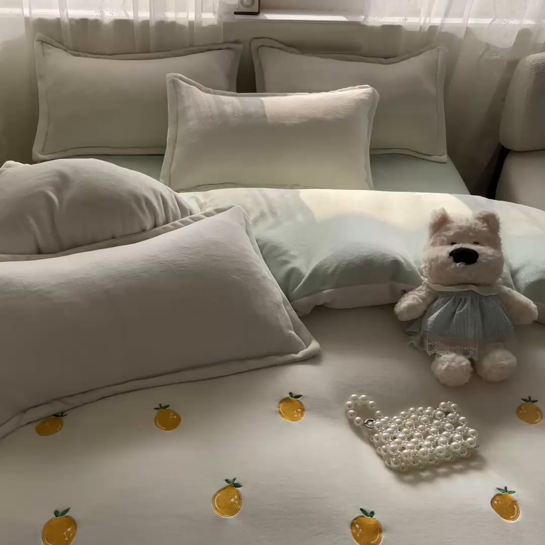 91家纺网 家纺一手货源 找家纺 伊梵居2025新款加厚贴布绣牛奶绒四件套 沙糖桔-奶白绿