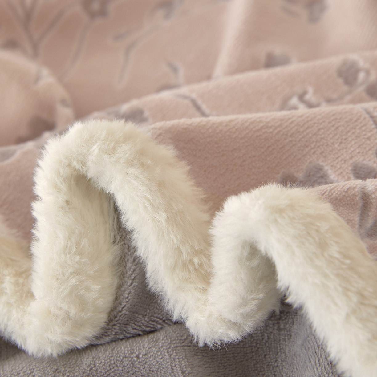 91家纺网 家纺一手货源 找家纺 绒城 2025新款高克重雕花牛奶绒单床笠床笠单件 寒梅