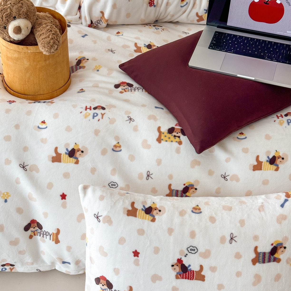 91家纺网 家纺一手货源 找家纺 时光里 2025新款230克全消光印花10色专版花型四件套 开心腊肠