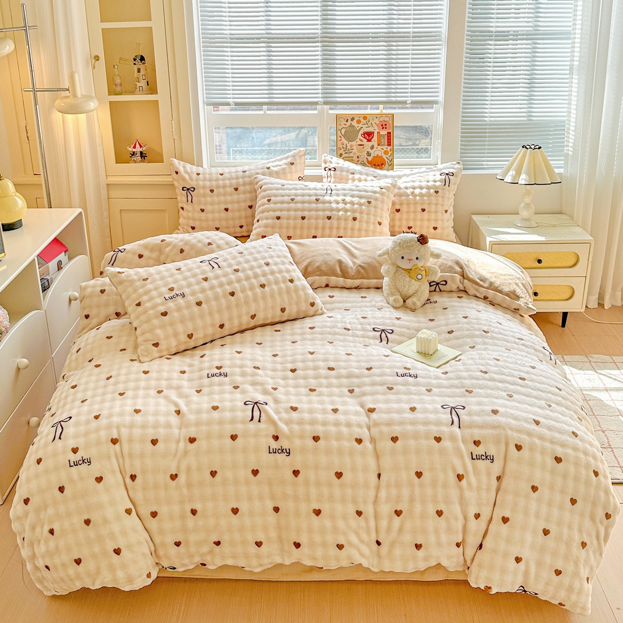 91家纺网 家纺一手货源 找家纺 N先生+V 13814689556 发大图/买家秀 2025新款260克高克重泡泡绒牛奶绒四件套 爱心结