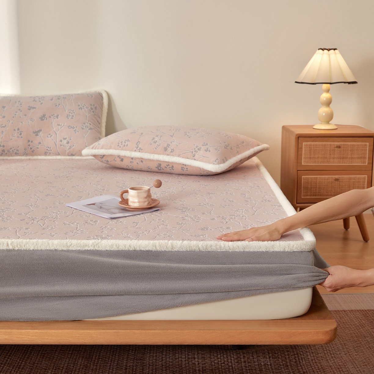 91家纺网 家纺一手货源 找家纺 绒城 2025新款高克重雕花牛奶绒单床笠床笠单件 寒梅