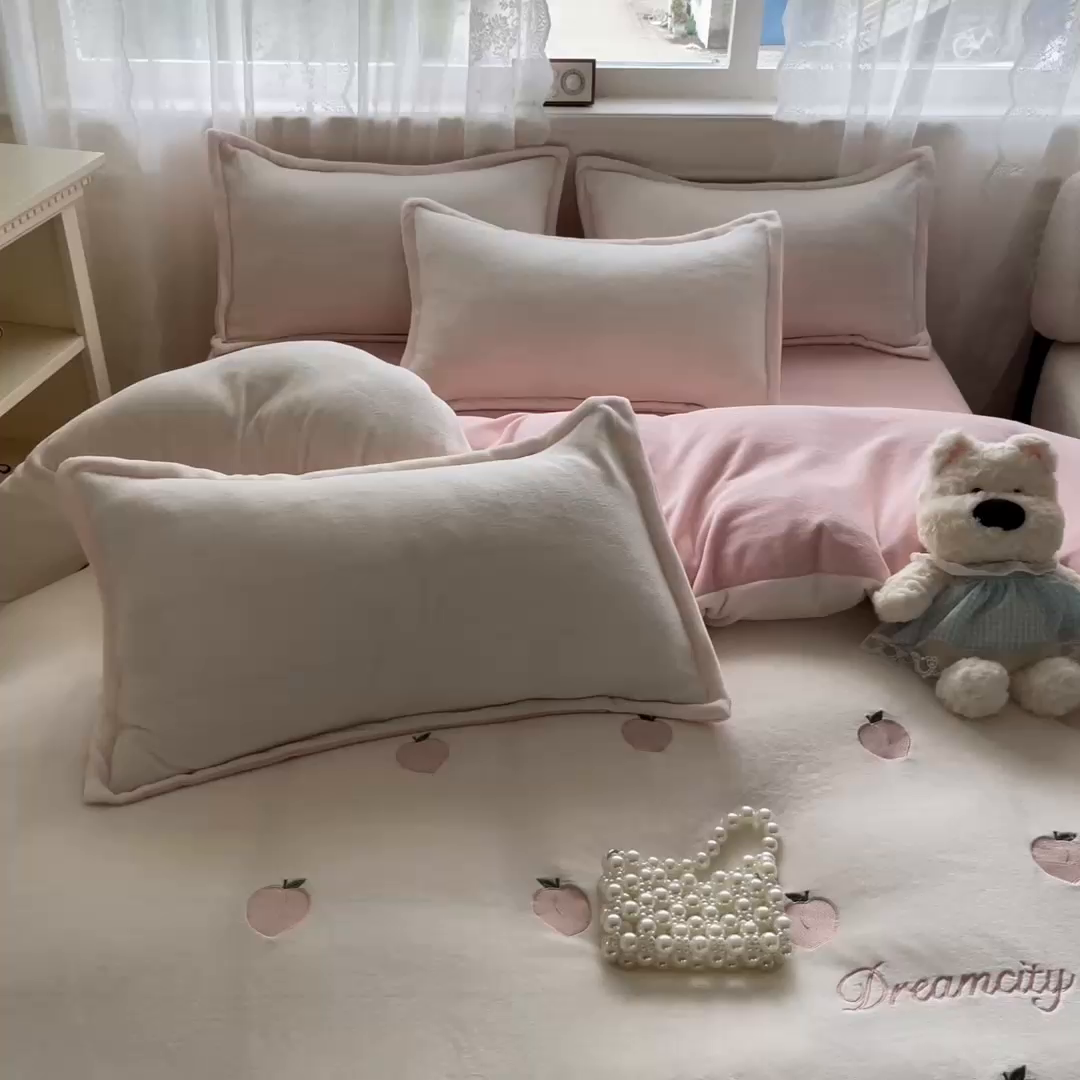 91家纺网 家纺一手货源 找家纺 伊梵居2025新款加厚贴布绣牛奶绒四件套 桃子-奶白粉