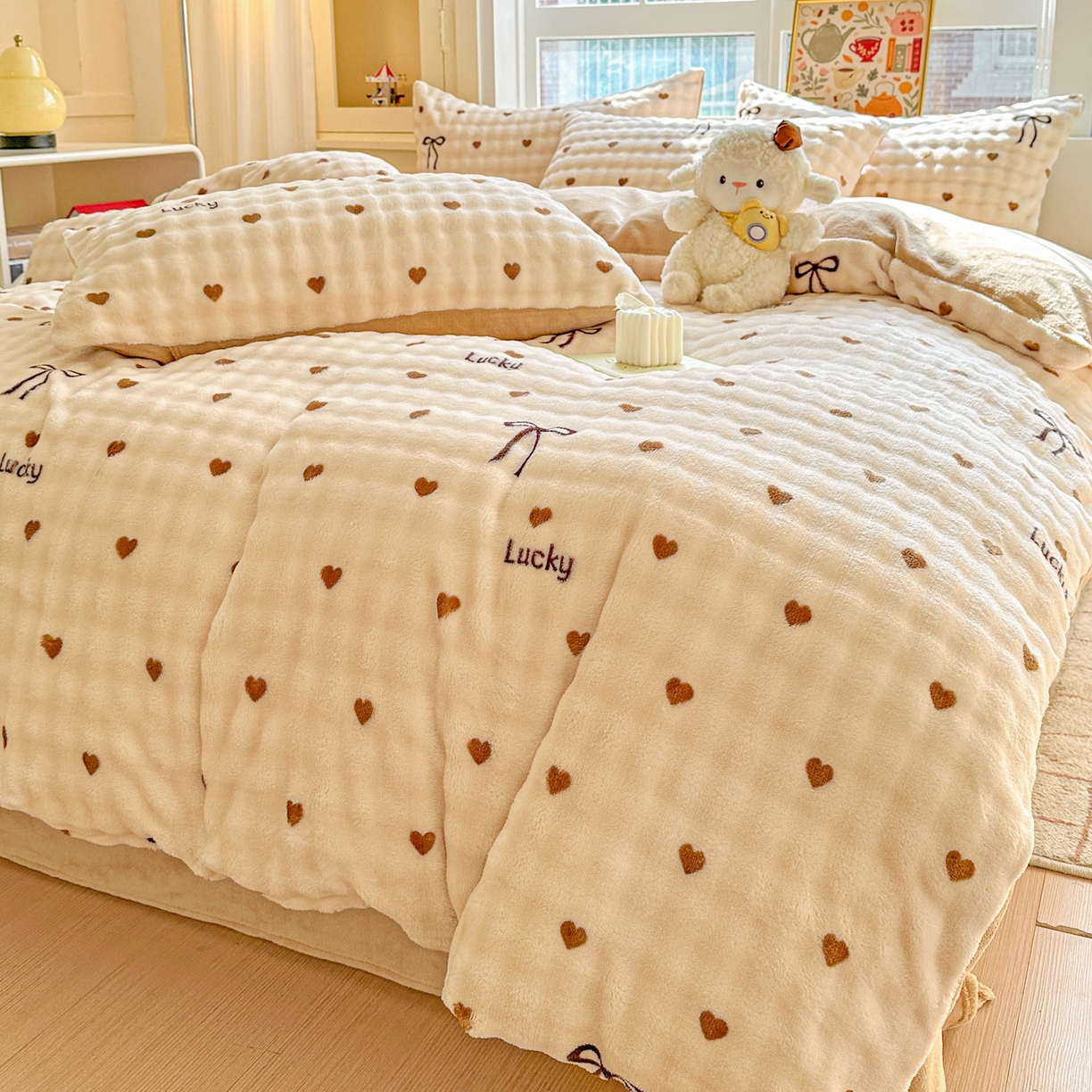 91家纺网 家纺一手货源 找家纺 N先生+V 13814689556 发大图/买家秀 2025新款260克高克重泡泡绒牛奶绒四件套 爱心结