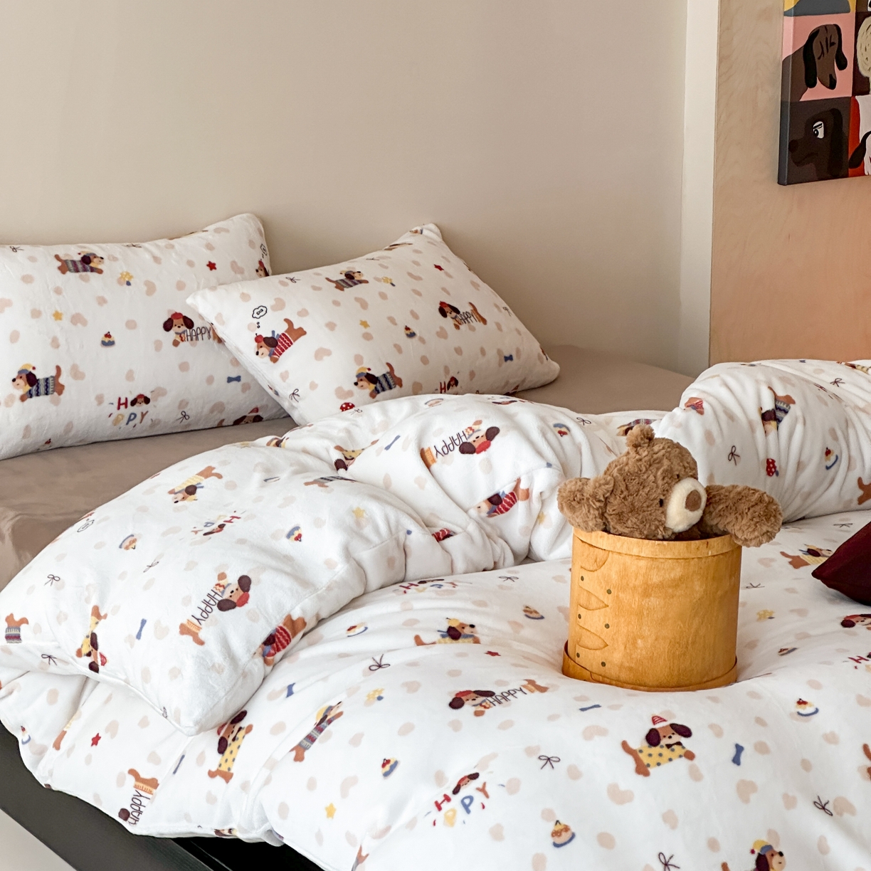 91家纺网 家纺一手货源 找家纺 时光里 2025新款230克全消光印花10色专版花型四件套 开心腊肠