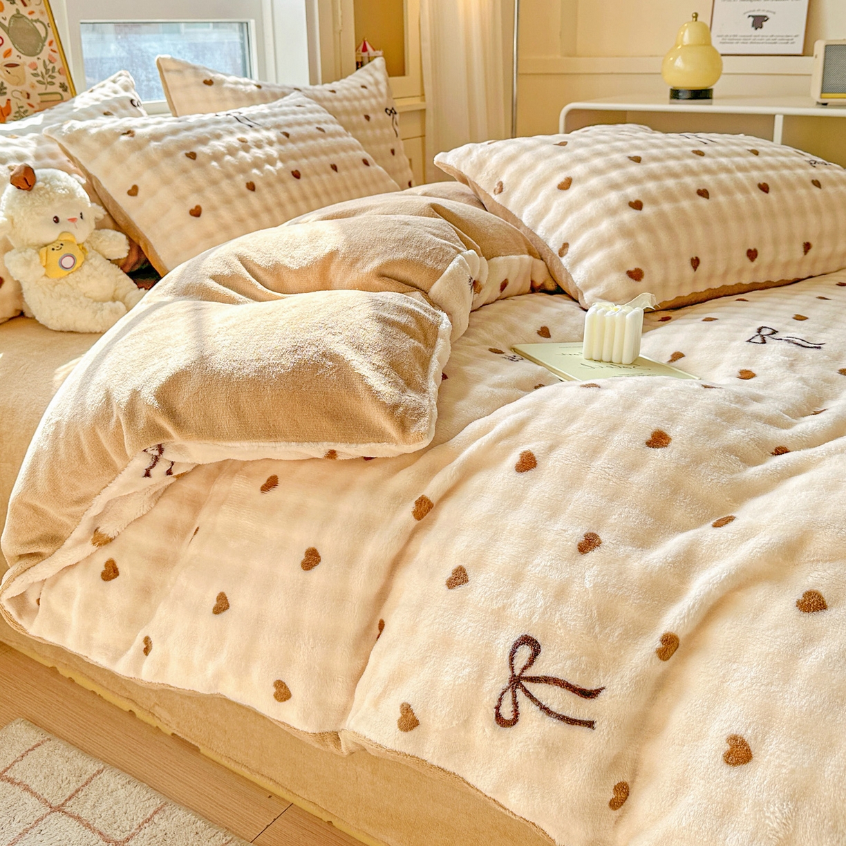 91家纺网 家纺一手货源 找家纺 N先生+V 13814689556 发大图/买家秀 2025新款260克高克重泡泡绒牛奶绒四件套 爱心结