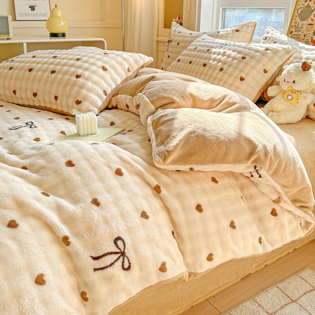 91家纺网 家纺一手货源 找家纺 N先生+V 13814689556 发大图/买家秀 2025新款260克高克重泡泡绒牛奶绒四件套 爱心结